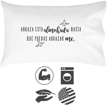 Load image into Gallery viewer, &quot;Abraza esta Almohada Hasta Que Puedas Abrazarme&quot; - LDR Pillowcase Spanish